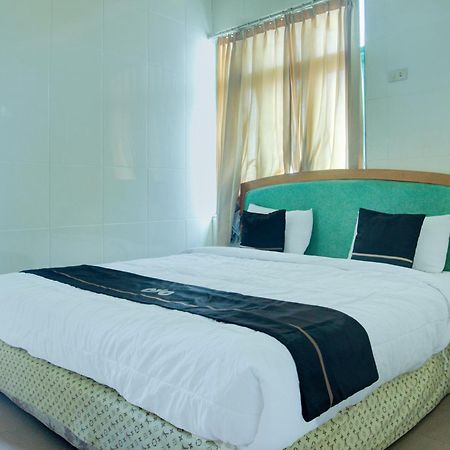 Townhouse Oak Palembang Near Jembatan Ampera Formerly Azzura Hotel Exterior photo