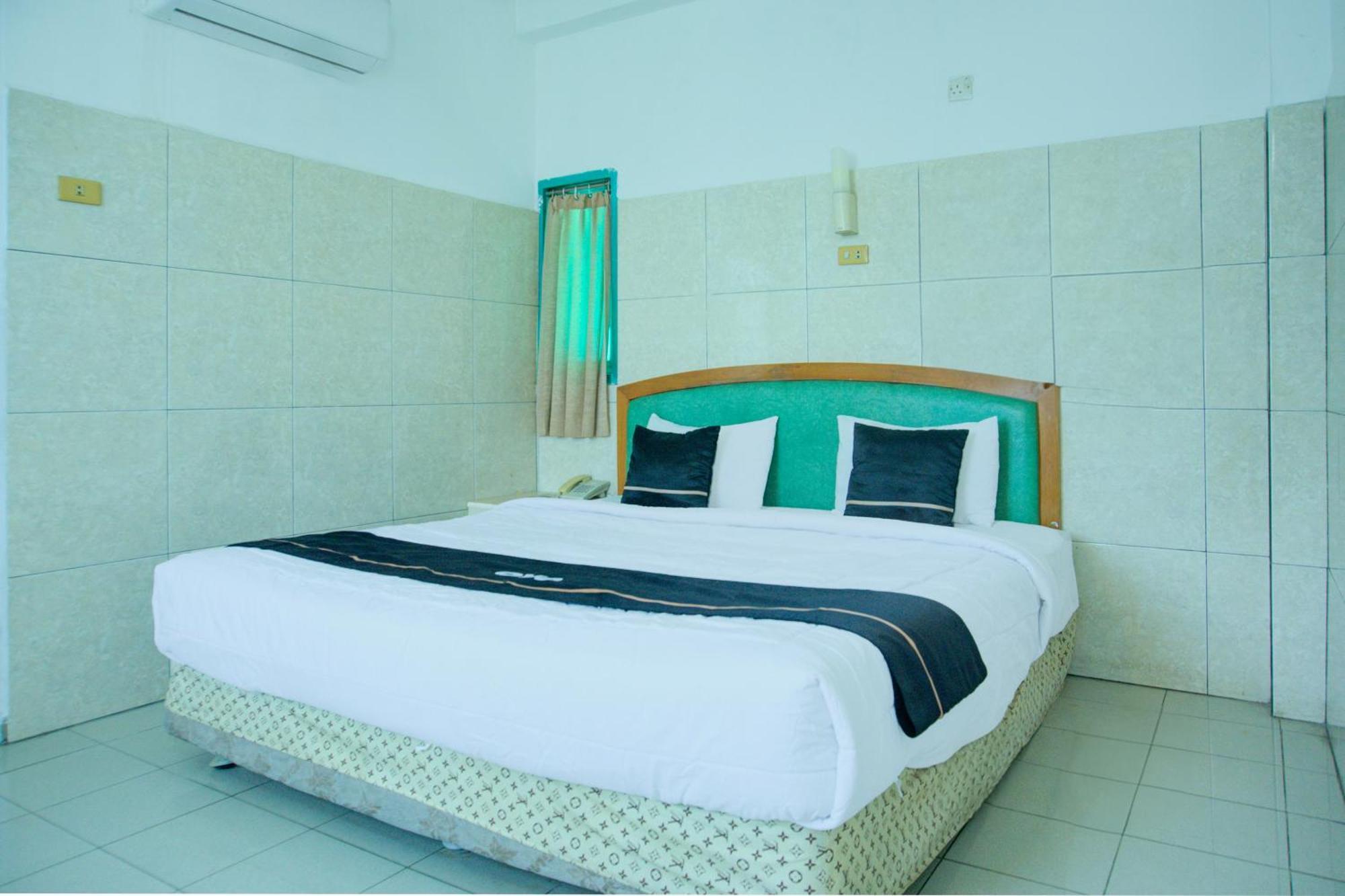 Townhouse Oak Palembang Near Jembatan Ampera Formerly Azzura Hotel Exterior photo