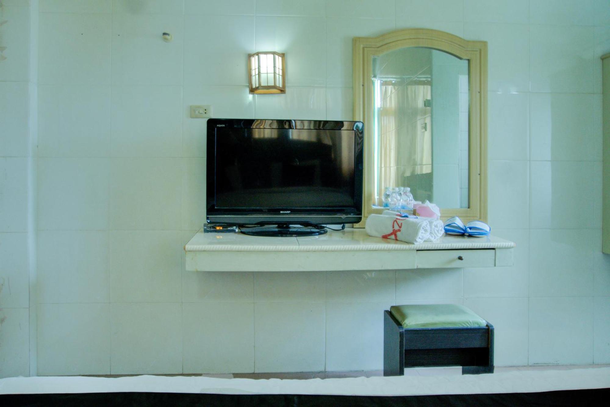 Townhouse Oak Palembang Near Jembatan Ampera Formerly Azzura Hotel Exterior photo